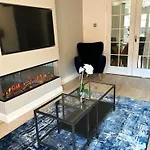 3 Bedroom - 2 Bathroom Townhouse In Corstorphine Near Murrayfield Stadium - Direct Bus To Edinburgh City Centre In 20 Minutes - Two Private Parking Spaces - Private Sunny Garden - Recently Refurbished