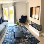 3 Bedroom - 2 Bathroom Townhouse In Corstorphine Near Murrayfield Stadium - Direct Bus To Edinburgh City Centre In 20 Minutes - Two Private Parking Spaces - Private Sunny Garden - Recently Refurbished