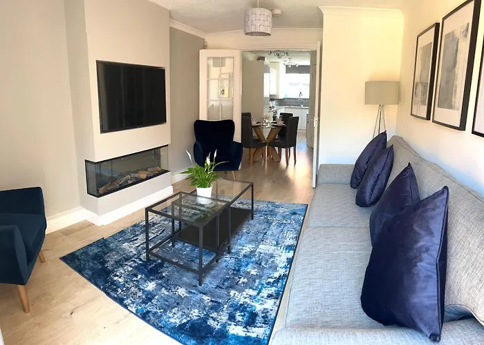 3 Bedroom - 2 Bathroom Townhouse In Corstorphine Near Murrayfield Stadium - Direct Bus To Edinburgh City Centre In 20 Minutes - Two Private Parking Spaces - Private Sunny Garden - Recently Refurbished