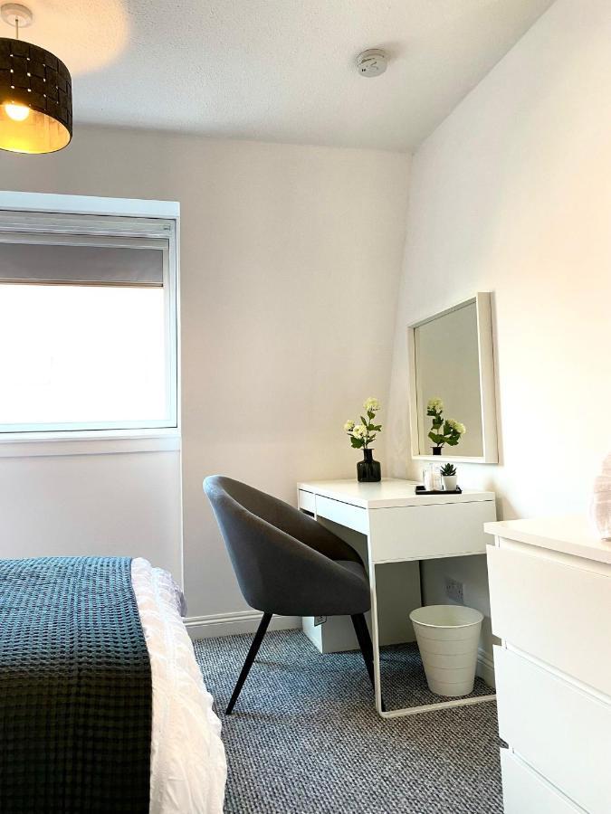 Ferienhaus 3 Bedroom - 2 Bathroom Townhouse In Corstorphine Near Murrayfield Stadium - Direct Bus To Centre In 20 Minutes - Two Private Parking Spaces - Private Sunny Garden - Recently Refurbished Edinburgh