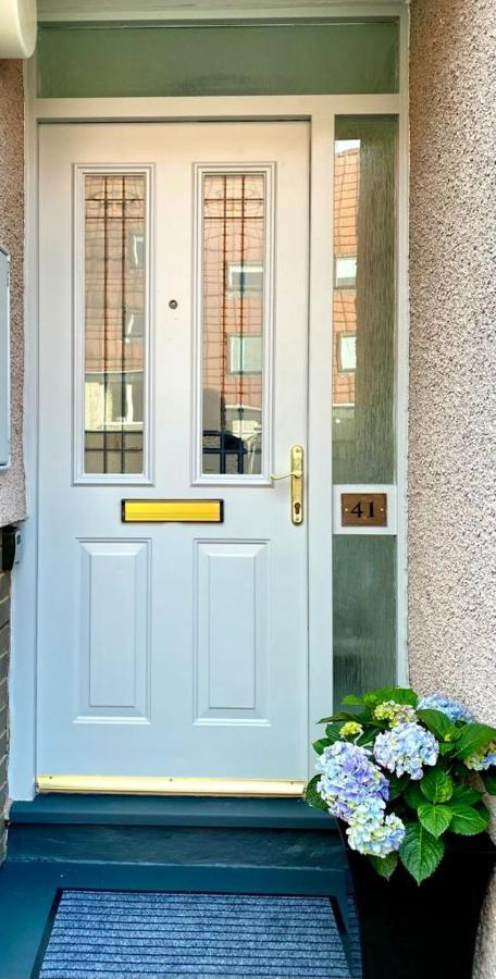 3 Bedroom - 2 Bathroom Townhouse In Corstorphine Near Murrayfield Stadium - Direct Bus To Centre In 20 Minutes - Two Private Parking Spaces - Private Sunny Garden - Recently Refurbished Ferienhaus Edinburgh
